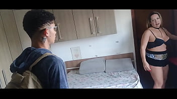 Espiei minha madrasta tomando banho e ela me castigou com sua enorme bunda