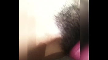 Vellos negros y juguete