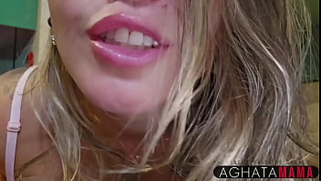 Agatha mama solo milf cachorra siliconada e rabuda se masturbando com muito tesão