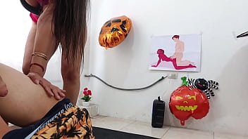 Um halloween inesquecível e indecente era meu aniversário e uma prostituta latina veio à minha casa para sexo indecente amador caseiro de verdade