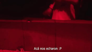 Se excita tocándose en el viaje y cogemos en pleno boliche frente a todos