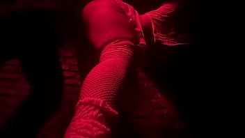 Se excita tocándose en el viaje y cogemos en pleno boliche frente a todos