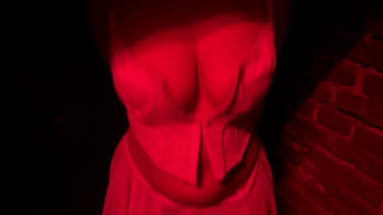 Se excita tocándose en el viaje y cogemos en pleno boliche frente a todos