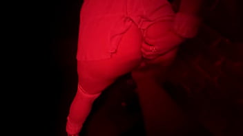 Se excita tocándose en el viaje y cogemos en pleno boliche frente a todos