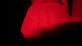 Se excita tocándose en el viaje y cogemos en pleno boliche frente a todos