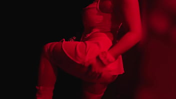 Se excita tocándose en el viaje y cogemos en pleno boliche frente a todos