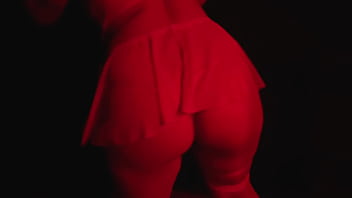 Se excita tocándose en el viaje y cogemos en pleno boliche frente a todos