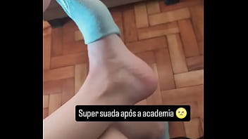 Quem gostaria de sentir o cheiro desse pezinho Quem gostaria de sentir o cheiro desse pezinho