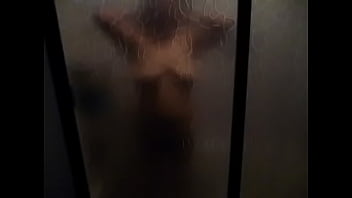 Tomando a mama bañandose