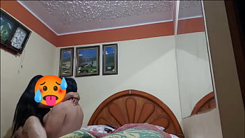 Esposo me ofrece como una puta a su amigo maduro gordito por una ayuda económica