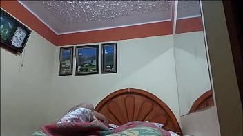 Esposo me ofrece como una puta a su amigo maduro gordito por una ayuda económica