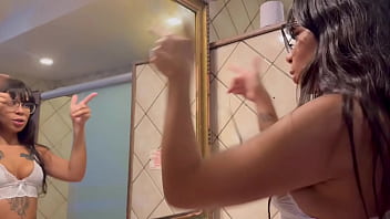 Nerdzinha gostosa provocou fortão na sauna e não teve volta