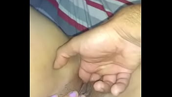 Tocando el coño de mi bebecita con mis deditos