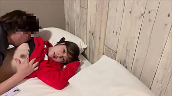 彼女が泊まりにきて、寝起きの臭いちんちん舐めてみたいと言ってきて勝手に沢山しゃぶってきた 最後はガン突きされる彼女。