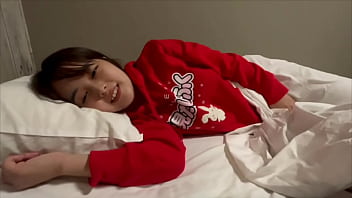 彼女が泊まりにきて、寝起きの臭いちんちん舐めてみたいと言ってきて勝手に沢山しゃぶってきた 最後はガン突きされる彼女。