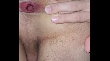 Novinho piscando o cuzinho guloso