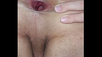 Novinho piscando o cuzinho guloso