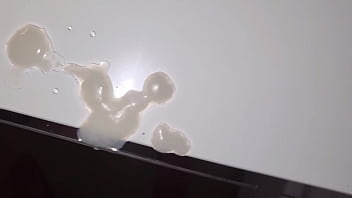 Amatoriale sega fatta in casa cazzo duro carico sborrata sulla scrivania