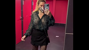 Petit pipi puis j'arrive dans la salle