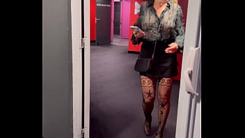 Petit pipi puis j'arrive dans la salle