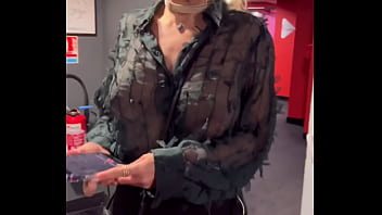 Petit pipi puis j'arrive dans la salle