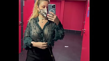 Petit pipi puis j'arrive dans la salle