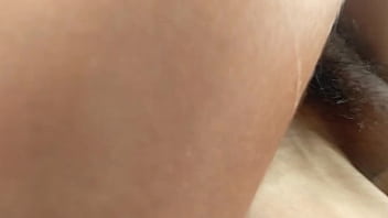 ปากที่มีน้ำเงี่ยนของฉันพุ่งเข้าไป