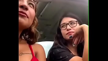 Buscando una polla con mi amiga