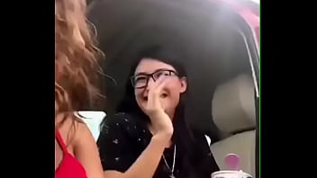 Buscando una polla con mi amiga