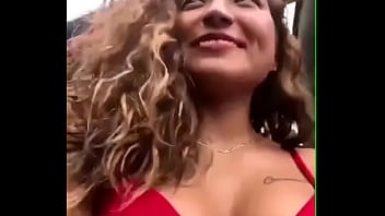 Buscando una polla con mi amiga