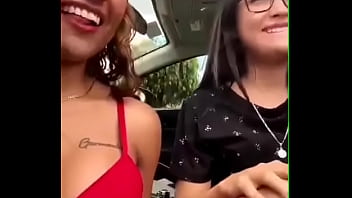 Buscando una polla con mi amiga