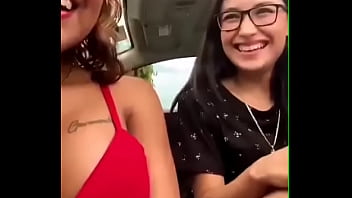 Buscando una polla con mi amiga