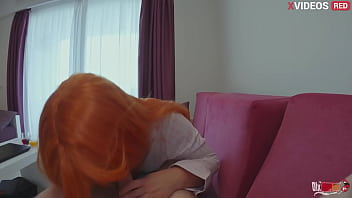 Madrastra vio la polla dura de su hijastro y se la mete en la boca se la folla por el culo y se corre dentro de ella