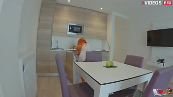 Madrastra vio la polla dura de su hijastro y se la mete en la boca se la folla por el culo y se corre dentro de ella