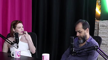 O fetiche estranho de um cliente era bater na bunda e acha complicado fazer o ballbusting e a proposta pro liberal reh queen & kstro sheer red