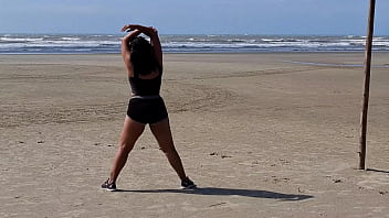 Fui malhar na praia fiquei suadinha e acabei dando pra um desconhecido no carro na rua