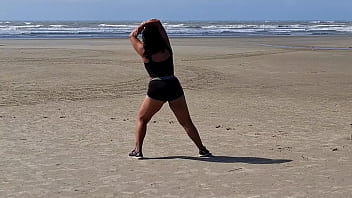 Fui malhar na praia fiquei suadinha e acabei dando pra um desconhecido no carro na rua