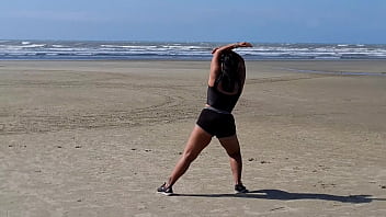 Fui malhar na praia fiquei suadinha e acabei dando pra um desconhecido no carro na rua