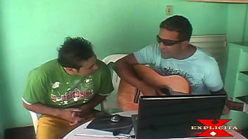 Dançarinas gostosas transando com músico conquistador