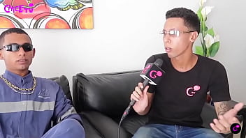 La mama lo motivo a salir a delante con la fumigacion y hoy le mete a la musica con charadas pero va creciendo