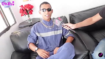 La mama lo motivo a salir a delante con la fumigacion y hoy le mete a la musica con charadas pero va creciendo