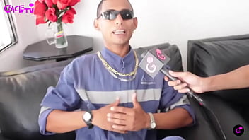 La mama lo motivo a salir a delante con la fumigacion y hoy le mete a la musica con charadas pero va creciendo