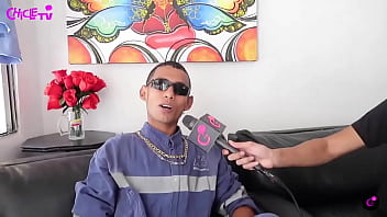 La mama lo motivo a salir a delante con la fumigacion y hoy le mete a la musica con charadas pero va creciendo