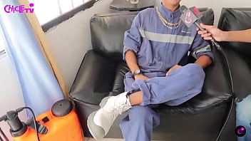 La mama lo motivo a salir a delante con la fumigacion y hoy le mete a la musica con charadas pero va creciendo