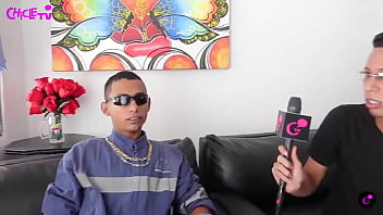 La mama lo motivo a salir a delante con la fumigacion y hoy le mete a la musica con charadas pero va creciendo