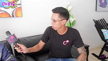 La mama lo motivo a salir a delante con la fumigacion y hoy le mete a la musica con charadas pero va creciendo