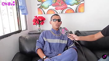 La mama lo motivo a salir a delante con la fumigacion y hoy le mete a la musica con charadas pero va creciendo