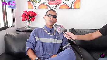 La mama lo motivo a salir a delante con la fumigacion y hoy le mete a la musica con charadas pero va creciendo