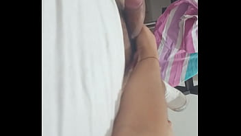 Así me gusta manosear una verga rica joven amateur masturba a su vecino cuando no hay nadie en casa