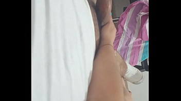 Así me gusta manosear una verga rica joven amateur masturba a su vecino cuando no hay nadie en casa